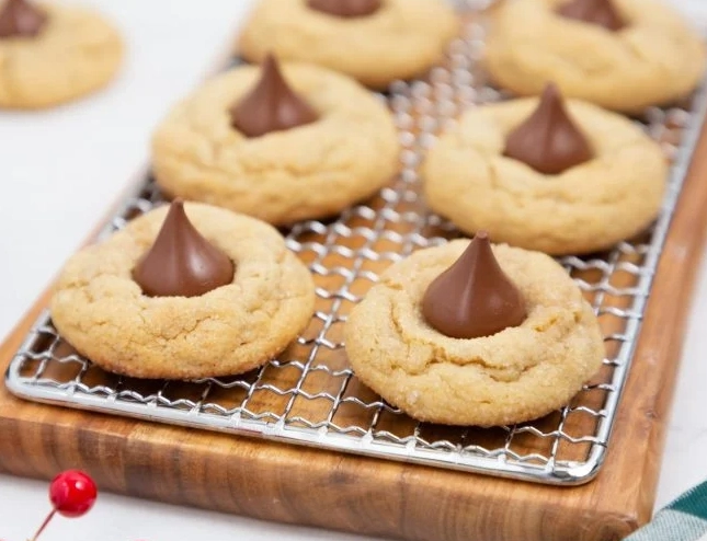 peanut butter cookies with hershey kisses peanut butter cookies with hershey kisses